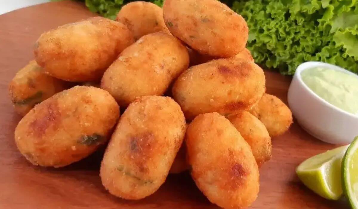 Bolinho de peixe recheado que fica macio e é uma delicia