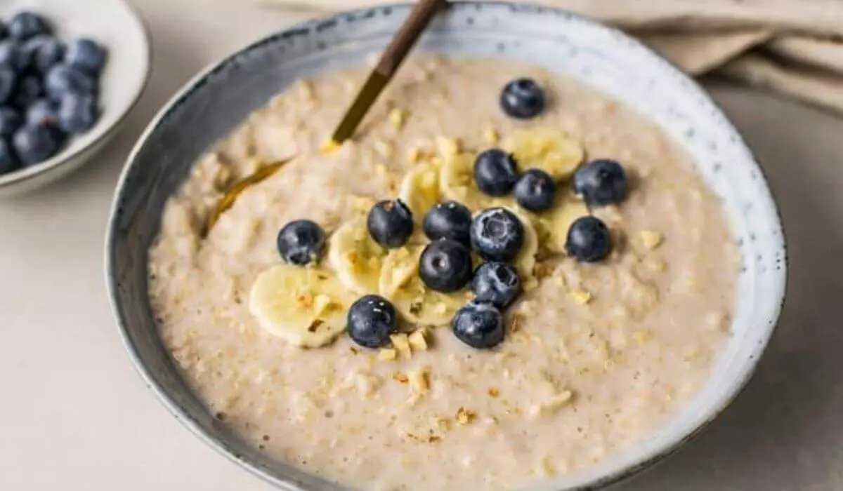 Mingau de quinoa e aveia nutritivo e delicioso e para o café da manhã