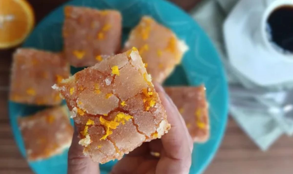 Bolo de laranja com calda açucarada