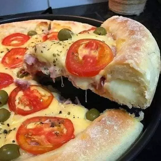 A melhor pizza caseira com borda recheada