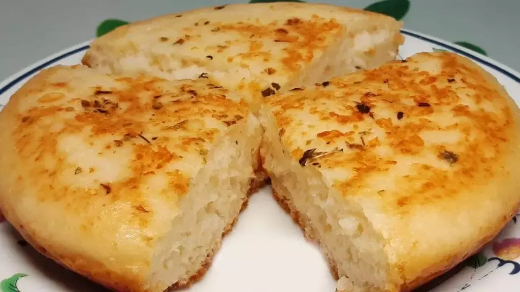 Lanche delicioso de tapioca sem ovo sem trigo na frigideira